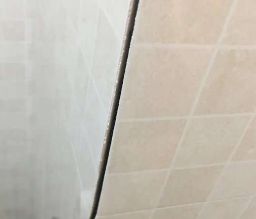 五大连池瓷砖空鼓维修公司分享阳台瓷砖脱落的修复过程可以分为以下几个步骤