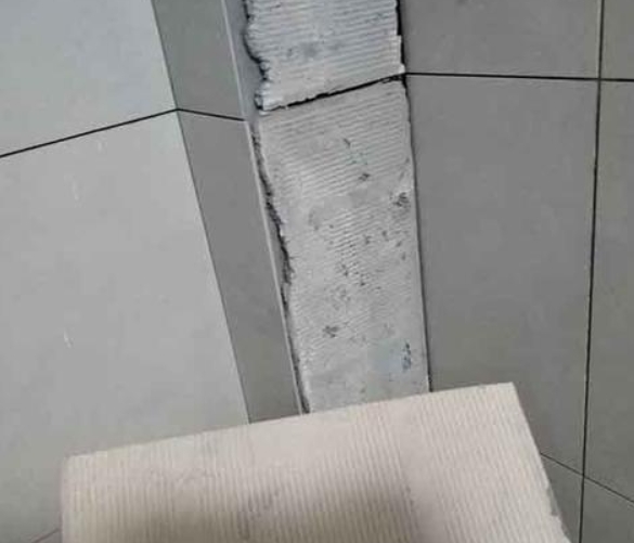 五大连池瓷砖空鼓维修公司分享下厨房瓷砖脱落的补救措施。